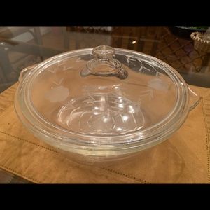 3 quart glass Pyrex with lid.